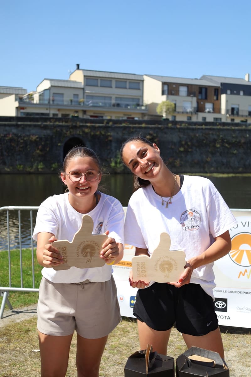 Deux participantes avec leurs trophées pouce en bois