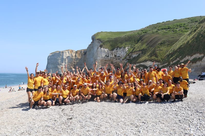 Tout le groupe bras levés sur la plage de galets d'Étretat
